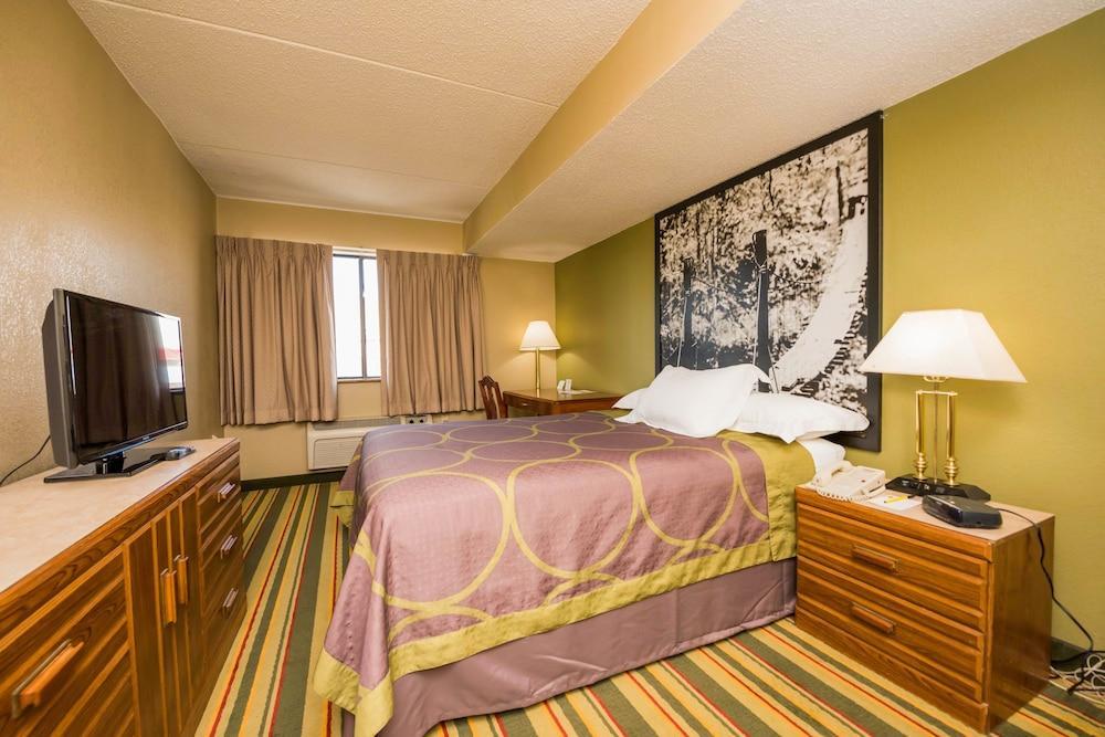 Super 8 By Wyndham Hotel
