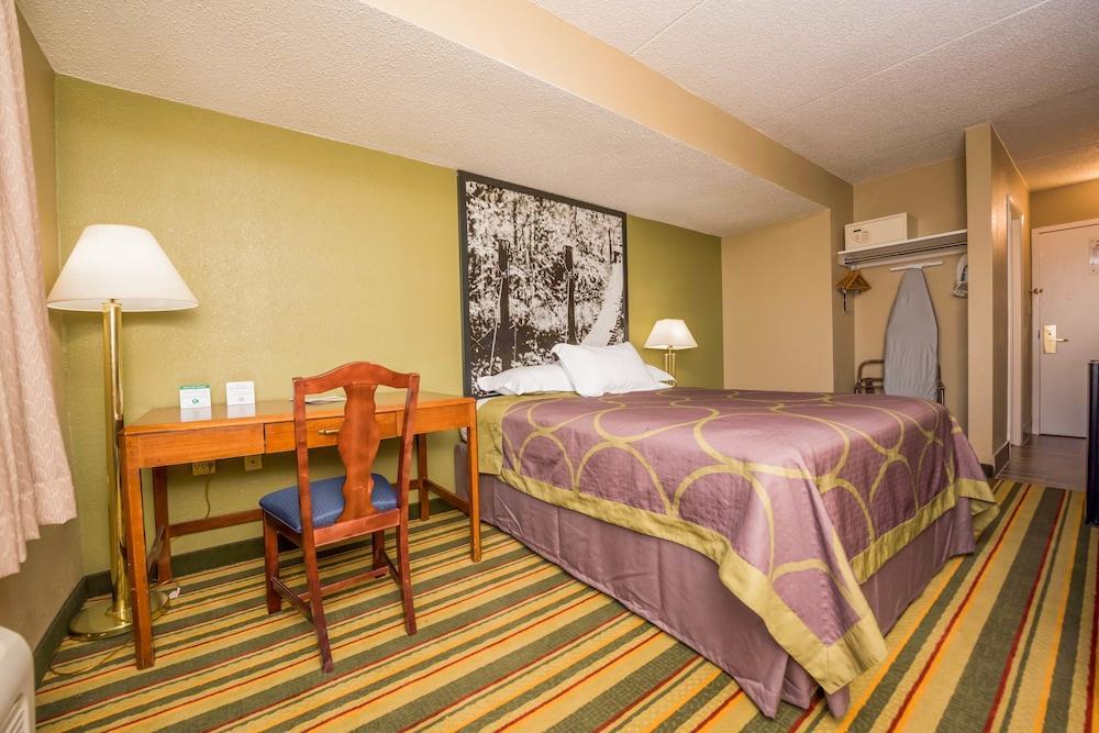 Super 8 By Wyndham Hotel