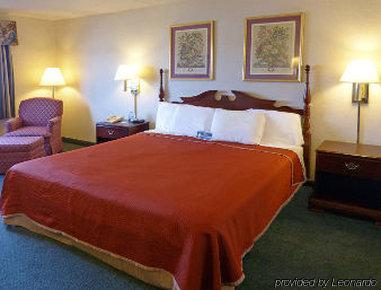 Super 8 By Wyndham Frederick