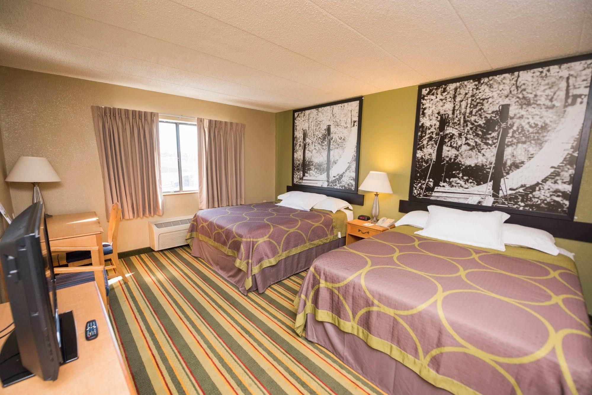 Super 8 By Wyndham Frederick